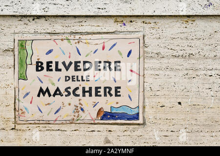 Straßenschild von Belvedere der Masken an der Küste des beliebten Reiseziel an der Versilia Küste, Viareggio, Toskana, Italien Stockfoto