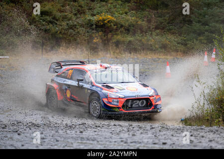 Betws-Y-Coed, Großbritannien. 4 Okt 2019, Andreas Mikkelsen und Co - Treiber Anders Jaeger in Ihrer Shell Hyundai Mobis Hyundai i20 Coupé WRC konkurrieren während Phase 3 des Wales Rally GB, Jason Richardson/Alamy leben Nachrichten Stockfoto