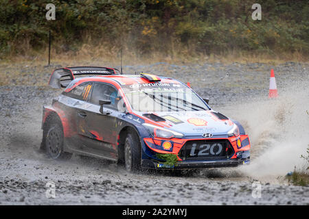 Betws-Y-Coed, Großbritannien. 4 Okt 2019, Thierry Neuville und Co-Fahrer Nicolas Gilsoul konkurrieren in ihren Hyundai Mobis Shell Hyundai i20 Coupé WRC während Phase 3 des Wales Rally GB, Jason Richardson/Alamy leben Nachrichten Stockfoto