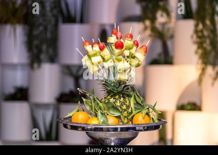 Gesundes Obst auf Sticks. Ursprüngliche Zusammensetzung Stockfoto
