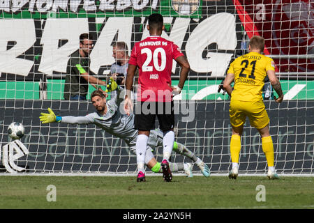 Andreas VOGLSAMMER (BI, a.) Die Strafe gezählt, Elfmeter, das Ziel mit 2:0 gegen Torhüter Ron-Robert ZIELER (H); Fußball 2. 1. Fussballbundesliga, 6. Spieltag, Spieltag 06, Hannover 96 (H) - Arminia Bielefeld (BI) 0:2, am 14.09.2019 in Hannover/Deutschland DFL-Bestimmungen verbieten die Verwendung von Fotografien als BILDSEQUENZEN UND/ODER QUASI-VIDEO. Å | Verwendung weltweit Stockfoto