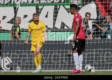 Andreas VOGLSAMMER (BI, li.) feiert mit seinen geballten Fäusten (fausten) sein Ziel durch Strafe, Elfmeter, 2:0; Dennis AOGO (r.) ist fassungslos; Fußball 2. 1. Fussballbundesliga, 6. Spieltag, Spieltag 06, Hannover 96 (H) - Arminia Bielefeld (BI) 0:2, am 14.09.2019 in Hannover/Deutschland DFL-Bestimmungen verbieten die Verwendung von Fotografien als BILDSEQUENZEN UND/ODER QUASI-VIDEO. Å | Verwendung weltweit Stockfoto