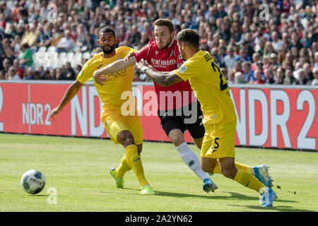 Jannes-Kilian Signalhorn (H, Mi.) kann nicht siegen gegen Jonathan CLAUSS (BI, r.) und Cebio SOUKOU (BI), wird abgeholt, gestoppt; Spiel; Fußball 2. 1. Fussballbundesliga, 6. Spieltag, Spieltag 06, Hannover 96 (H) - Arminia Bielefeld (BI) 0:2, am 14.09.2019 in Hannover/Deutschland DFL-Bestimmungen verbieten die Verwendung von Fotografien als BILDSEQUENZEN UND/ODER QUASI-VIDEO. Å | Verwendung weltweit Stockfoto