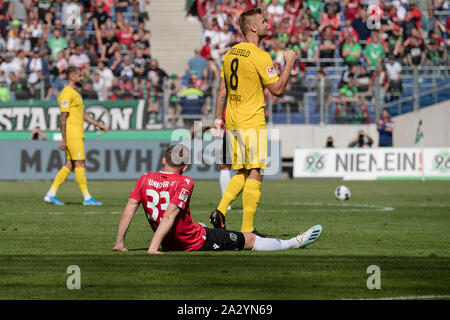 Während Florian HARTHERZ (BI, a.) Viele Grüße, CEDRIC TEUCHERT (H) sitzt auf dem Spielfeld frustriert nach dem Schlusspfiff; Fußball 2. 1. Fussballbundesliga, 6. Spieltag, Spieltag 06, Hannover 96 (H) - Arminia Bielefeld (BI) 0:2, am 14.09.2019 in Hannover/Deutschland DFL-Bestimmungen verbieten die Verwendung von Fotografien als BILDSEQUENZEN UND/ODER QUASI-VIDEO. Å | Verwendung weltweit Stockfoto