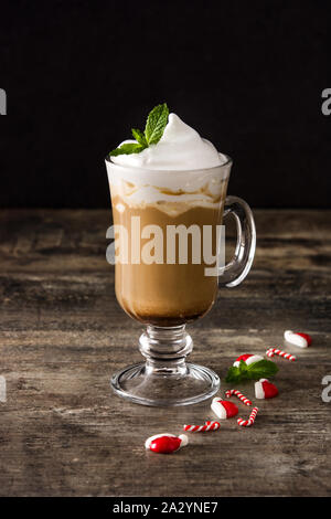 Pfefferminze Kaffee Mokka für Weihnachten auf Holztisch und schwarzen Hintergrund. Stockfoto