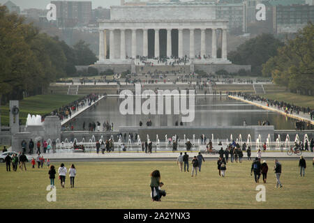 Menschen, die in der National Mall in Washington DC, USA. Das Lincoln Memorial im Hintergrund. Stockfoto