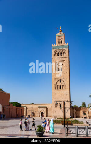 Marrakesch, Marokko - 22. September 2019: Blick auf Kotoubia Moschee mit Touristen und Einheimischen Stockfoto