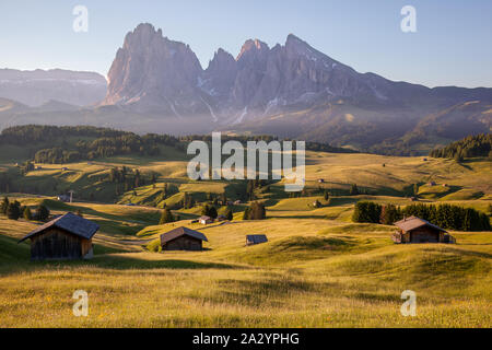 Sommer Sonnenaufgang über die Seiser Alm, Dolomiten, Italien Stockfoto