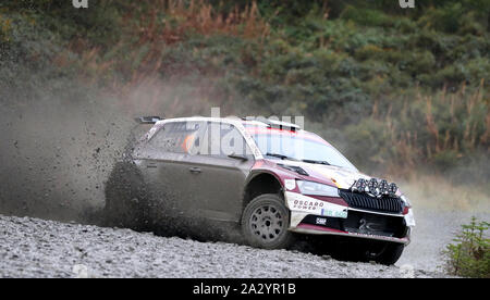 Frankreichs Pierre-Louis Loubet und Vincent Landais in der Skoda Fabia R5 bei Tag zwei des Wales Rally GB. Stockfoto