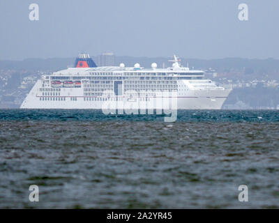 Sheerness, Kent, Großbritannien. 4. Oktober 2019. Die Europa 2 Kreuzfahrtschiff, Sheerness, Kent heute Morgen. MS Europa 2 wird von deutschen Betrieben-basierte Hapag-Lloyd Kreuzfahrten, im Mai 2013 in Dienst gestellt und ist momentan die am höchsten bewerteten kleinen Luxus Kreuzfahrtschiff der Welt nach der Berlitz Guide zu Kreuzfahrten und Kreuzfahrtschiffe. Europa 2 hat 1.864 von 2.000 Punkten im Jahr 2020 Guide erreicht, verteidigt seinen Titel als die am höchsten bewerteten kleinen Kreuzfahrtschiff der Welt in der neuesten Version des Leitfadens am 1. Oktober 2019 veröffentlicht. Credit: James Bell/Alamy leben Nachrichten Stockfoto