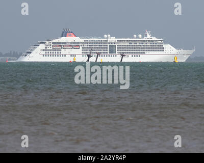 Sheerness, Kent, Großbritannien. 4. Oktober 2019. Die Europa 2 Kreuzfahrtschiff, Sheerness, Kent heute Morgen. MS Europa 2 wird von deutschen Betrieben-basierte Hapag-Lloyd Kreuzfahrten, im Mai 2013 in Dienst gestellt und ist momentan die am höchsten bewerteten kleinen Luxus Kreuzfahrtschiff der Welt nach der Berlitz Guide zu Kreuzfahrten und Kreuzfahrtschiffe. Europa 2 hat 1.864 von 2.000 Punkten im Jahr 2020 Guide erreicht, verteidigt seinen Titel als die am höchsten bewerteten kleinen Kreuzfahrtschiff der Welt in der neuesten Version des Leitfadens am 1. Oktober 2019 veröffentlicht. Das Wrack der SS Richard Montgomery. Credit: James B Stockfoto