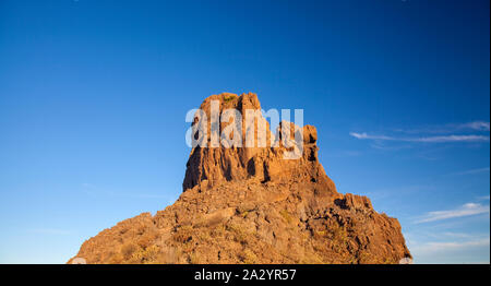 Roque Bentayga, einer der berühmtesten Felsen der Insel Gran Canaria, als aus dem Osten, morgen Licht der Herbst-tagundnachtgleiche gesehen Stockfoto