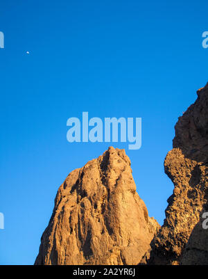 Roque Bentayga, einer der berühmtesten Felsen der Insel Gran Canaria, als aus dem Osten, morgen Licht gesehen Stockfoto