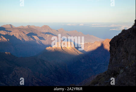 Schatten des Roque Bentayga, einer der berühmtesten Felsen der Insel f Gran Canaria, als aus dem Osten, morgen Licht gesehen Stockfoto