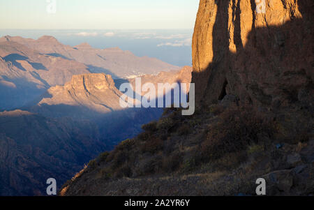 Roque Bentayga, einer der berühmtesten Felsen der Insel Gran Canaria, als aus dem Osten, morgen Licht der Herbst-tagundnachtgleiche gesehen Stockfoto