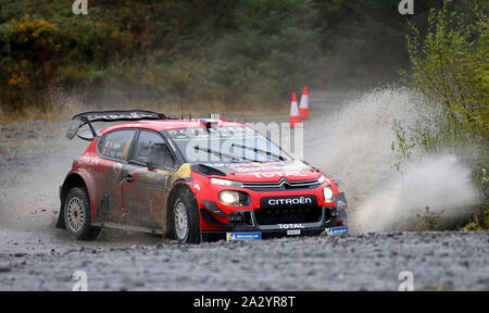 Frankreich Sébastien Ogier und Julien Ingrassia im Citroen C3 WRC in Tag zwei des Wales Rally GB. Stockfoto