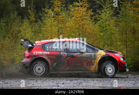 Frankreich Sébastien Ogier und Julien Ingrassia im Citroen C3 WRC in Tag zwei des Wales Rally GB. Stockfoto