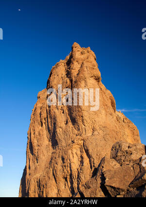 Roque Bentayga, einer der berühmtesten Felsen der Insel Gran Canaria, als aus dem Osten, morgen Licht gesehen Stockfoto