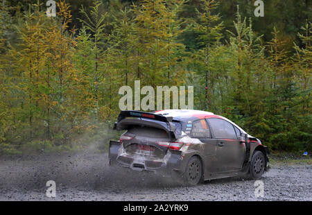 Finnlands Jari-Matti Latvala und Miikka Anttila im Toyota Corolla WRC in Tag zwei des Wales Rally GB. Stockfoto