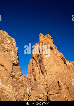 Roque Bentayga, einer der berühmtesten Felsen der Insel Gran Canaria, als aus dem Osten, morgen Licht der Herbst-tagundnachtgleiche gesehen Stockfoto