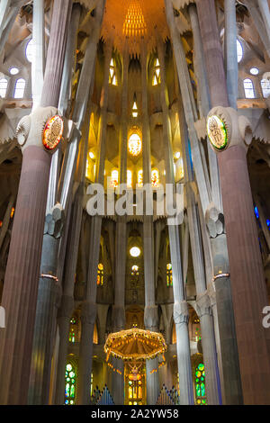 Barcelona, Katalonien, Spanien - November 19, 2018: Säulen und Gewölbe der schönen Innenraum des Temple Expiatori de la Sagrada Familia (Sühneopfer Stockfoto