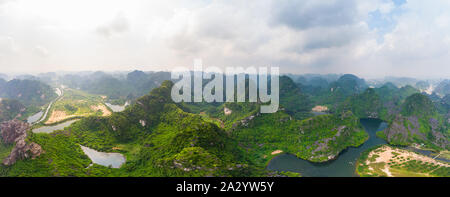 Luftaufnahme von Ninh Binh region, Trang eine touristische Attraktion, UNESCO-Weltkulturerbe, malerischen Fluss Crawlen durch karst Bergketten in Vietn Stockfoto