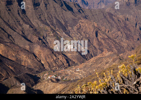 Ansicht Süd West von Roque Bentayga, einer der berühmtesten Felsen der Insel f Gran Canaria, das Morgenlicht. Stockfoto