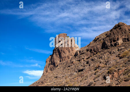 Roque Bentayga, einer der berühmtesten Felsen der Insel f Gran Canaria, wie von den Besuchern gesehen Center Stockfoto