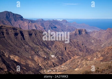 Ansicht Süd West von Roque Bentayga, einer der berühmtesten Felsen der Insel f Gran Canaria, das Morgenlicht. Stockfoto