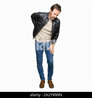 Mittleres Alter stattlicher Mann mit schwarzen Lederjacke leiden an Rückenschmerzen, Berühren mit der Hand zurück, Muskelschmerzen Stockfoto