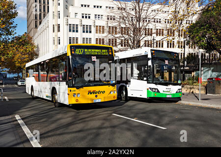 Hobart Australien/A Metro Bus vorbei an Franklin Square in Hobart Tasmanien Hobart Australien/A Metro Bus übergibt einen Tassielink Bus geparkt am Frankl Stockfoto