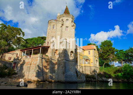 Anzeigen der Anzahl von Castro Guimarães Palace in Cascais, Seebad und Fischerdorf in Portugal Stockfoto