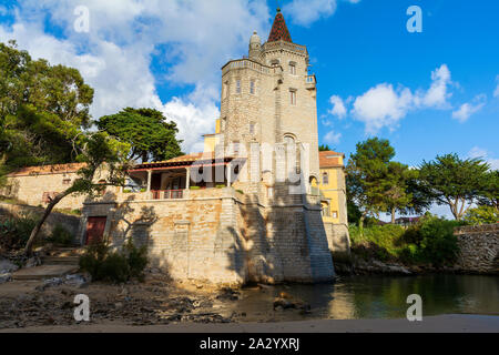 Anzeigen der Anzahl von Castro Guimarães Palace in Cascais, Seebad und Fischerdorf in Portugal Stockfoto