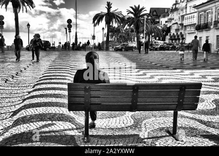 Street Fotografie in Schwarz und Weiß am Hauptplatz der Stadt Cascais, Portugal. Stockfoto