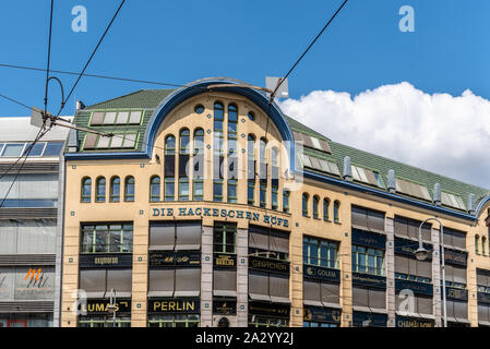 Berlin, Deutschland - 27. Juli 2019: Hackeschen Höfe komplex. Traditionelle Berliner Höfe im Jugendstil oder Art Nouveau Stil von August Ende ausgelegt Stockfoto