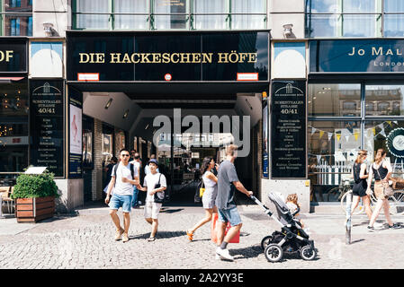 Berlin, Deutschland - 27. Juli 2019: Hackeschen Höfe komplex. Traditionelle Berliner Höfe im Jugendstil oder Art Nouveau Stil von August Ende ausgelegt Stockfoto