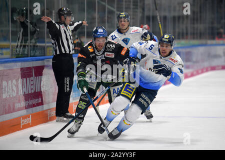 02.10.2019, xemx, Eishockey DEL, die Augsburger Panther - ERC Ingolstadt emspor, v.l. Daniel Schmoelz (Augsburger Panther #25) und Fabio Wagner (ERC Ingol Stockfoto