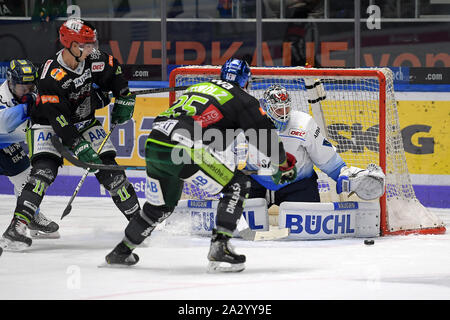 02.10.2019, xemx, Eishockey DEL, die Augsburger Panther - ERC Ingolstadt emspor, v.l. Adam Payerl (Augsburger Panther #11), Daniel Schmoelz (Augsburger Pa Stockfoto