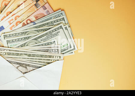In der Nähe von wunderschönen Dollar und Euro in den Umschlag auf einen gelben Hintergrund. Stockfoto