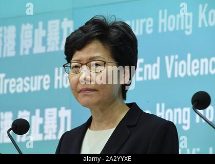 Hong Kong. 04 Okt, 2019. Chief Executive von China's Hong Kong Special Administrative Region (HKSAR) Carrie Lam besucht eine Pressekonferenz in Hong Kong, South China, Oktober 4, 2019. Die Regierung der SAR Hongkong am Freitag eine Anti-mask Gesetz im letzten Drive der anhaltenden Gewalt zu beenden. Lam erklärte gegenüber der Presse, dass die Regierung die Kraft unter der Not Rechtsvorschriften geltend gemacht hat und eine neue Verordnung auf den Namen des Verbots auf Face-Covering Verordnung Quelle: Xinhua/Alamy Leben Nachrichten aus Stockfoto