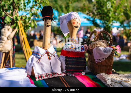 Handgemachte Familienpuppen auf dem Bauernmarkt im Freien Stockfoto