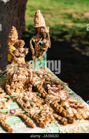 Scarecrow handgemachte Familienpuppen aus Stroh Outdoor Stockfoto