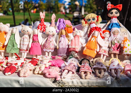 Große Auswahl an Lappen Tierpuppen auf Herbstmesse Stockfoto