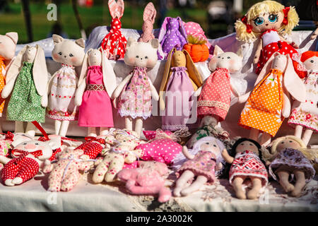 Große Auswahl an Lappen Tierpuppen auf Herbstmesse Stockfoto