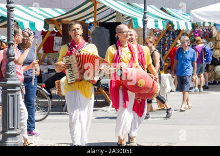 Hare Krishna Anhänger singen in der Straße, Altstadt, Ljubljana, Slowenien Stockfoto