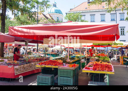 Obst und Gemüse Stände in zentralen Markt, Altstadt, Ljubljana, Slowenien Stockfoto