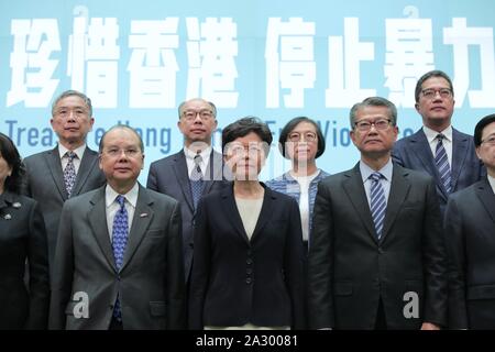 Hong Kong. 04 Okt, 2019. Chief Executive von China's Hong Kong Special Administrative Region (HKSAR) Carrie Lam besucht eine Pressekonferenz in Hong Kong, South China, Oktober 4, 2019. Die Regierung der SAR Hongkong am Freitag eine Anti-mask Gesetz im letzten Drive der anhaltenden Gewalt zu beenden. Lam erklärte gegenüber der Presse, dass die Regierung die Kraft unter der Not Rechtsvorschriften geltend gemacht hat und eine neue Verordnung auf den Namen des Verbots auf Face-Covering Verordnung Quelle: Xinhua/Alamy Leben Nachrichten aus Stockfoto