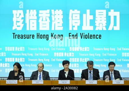 Hong Kong. 04 Okt, 2019. Chief Executive von China's Hong Kong Special Administrative Region (HKSAR) Carrie Lam besucht eine Pressekonferenz in Hong Kong, South China, Oktober 4, 2019. Die Regierung der SAR Hongkong am Freitag eine Anti-mask Gesetz im letzten Drive der anhaltenden Gewalt zu beenden. Lam erklärte gegenüber der Presse, dass die Regierung die Kraft unter der Not Rechtsvorschriften geltend gemacht hat und eine neue Verordnung auf den Namen des Verbots auf Face-Covering Verordnung Quelle: Xinhua/Alamy Leben Nachrichten aus Stockfoto