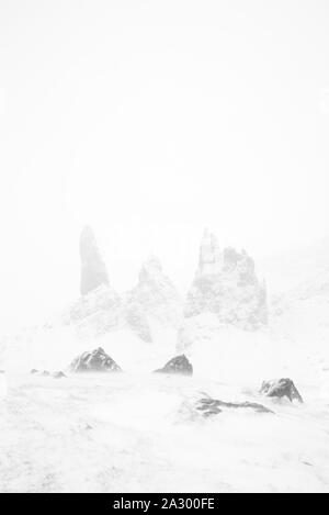 Alte Mann der Storr in einem Blizzard, Isle of Skye Stockfoto