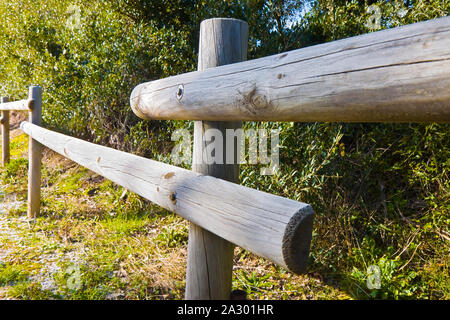 Detail von einem Holzzaun mit Stöcken in der Hälfte teilen gebaut Stockfoto